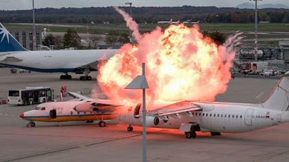 Ein gewaltiger Feuerball ist an einem Flugzeug am Flughafen Köln/Bonn zu sehen. Polizei und Feuerwehr probten am Samstag, 4. November, bei einer Übung für den Ernstfall.