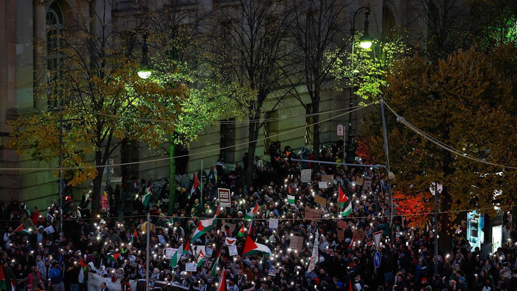 Tausende Menschen nahmen bei der propalästinensischen Demonstration am 4. November in Berlin teil.