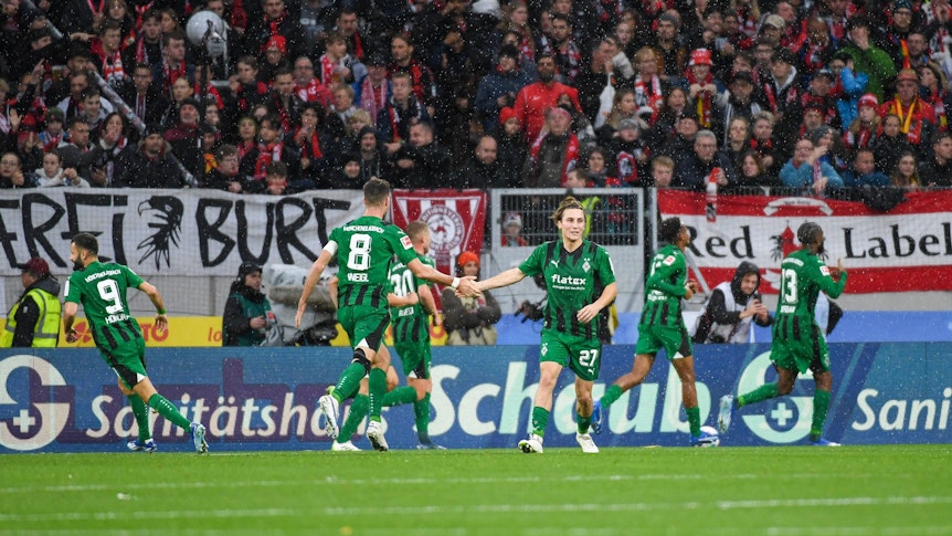 Die Borussia-Spieler jubeln nach dem Ausgleich zum zwischenzeitlichen 1:1 beim Spiel in Freiburg.