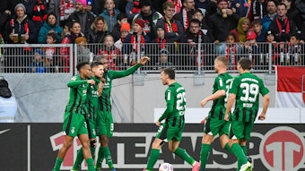 Die Borussia-Spieler bejubeln den Treffer zum 3:1 in Freiburg.