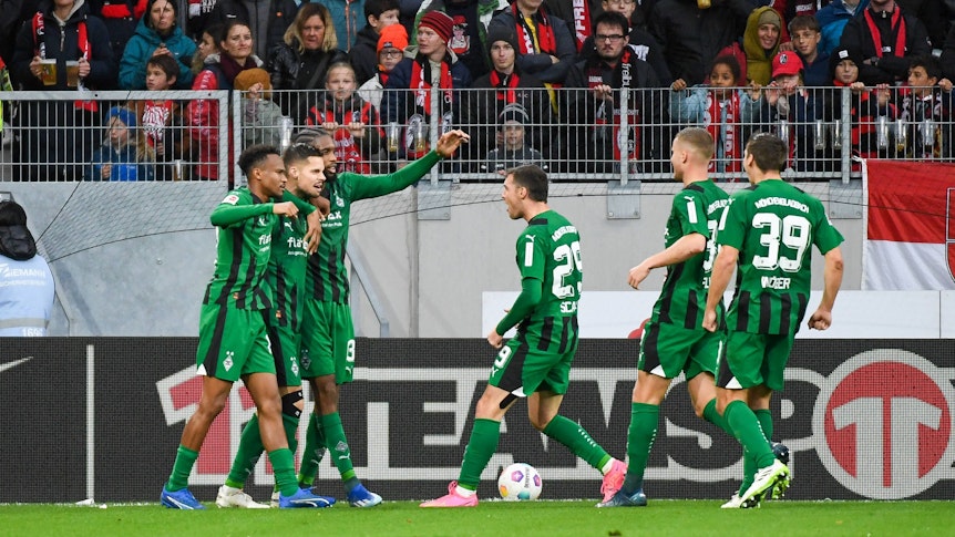 Die Borussia-Spieler bejubeln den Treffer zum 3:1 in Freiburg.