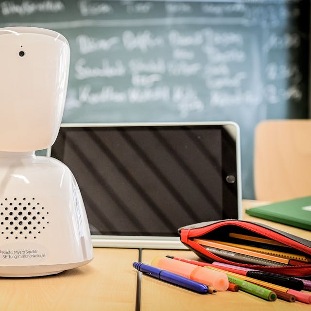 Ein sogenannter Telepräsenz-Avatar des Typs AV1 steht in einem Klassenzimmer. Über den Roboter können auch lange kranke Schülerinnen und Schüler am Unterricht teilnehmen.