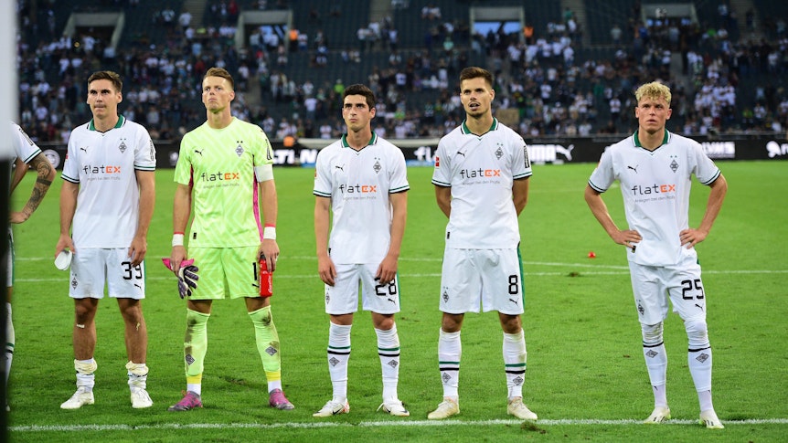Die Borussia-Spieler um Max Wöber (l.), Jonas Omlin (2.v.l.) und Julian Weigl (2.v.r.) stehen nach dem Spiel bei den Fans.