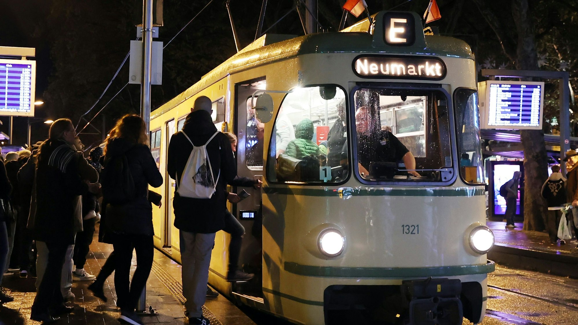 Menschen steigen in eine historische Straßenbahn in der Museumsnacht in Köln.