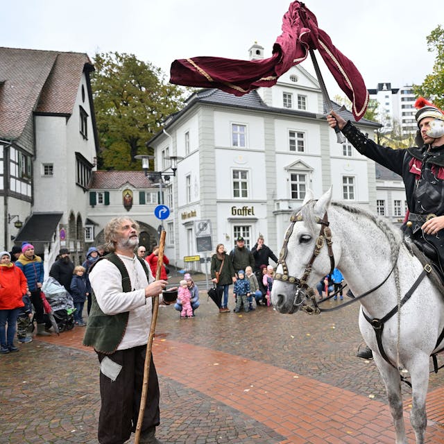 Trotz Regenwetter war das traditionelle Martinsspiel auf dem Marktplatz in der&nbsp; Bergisch Gladbacher Stadtmitte zu sehen.