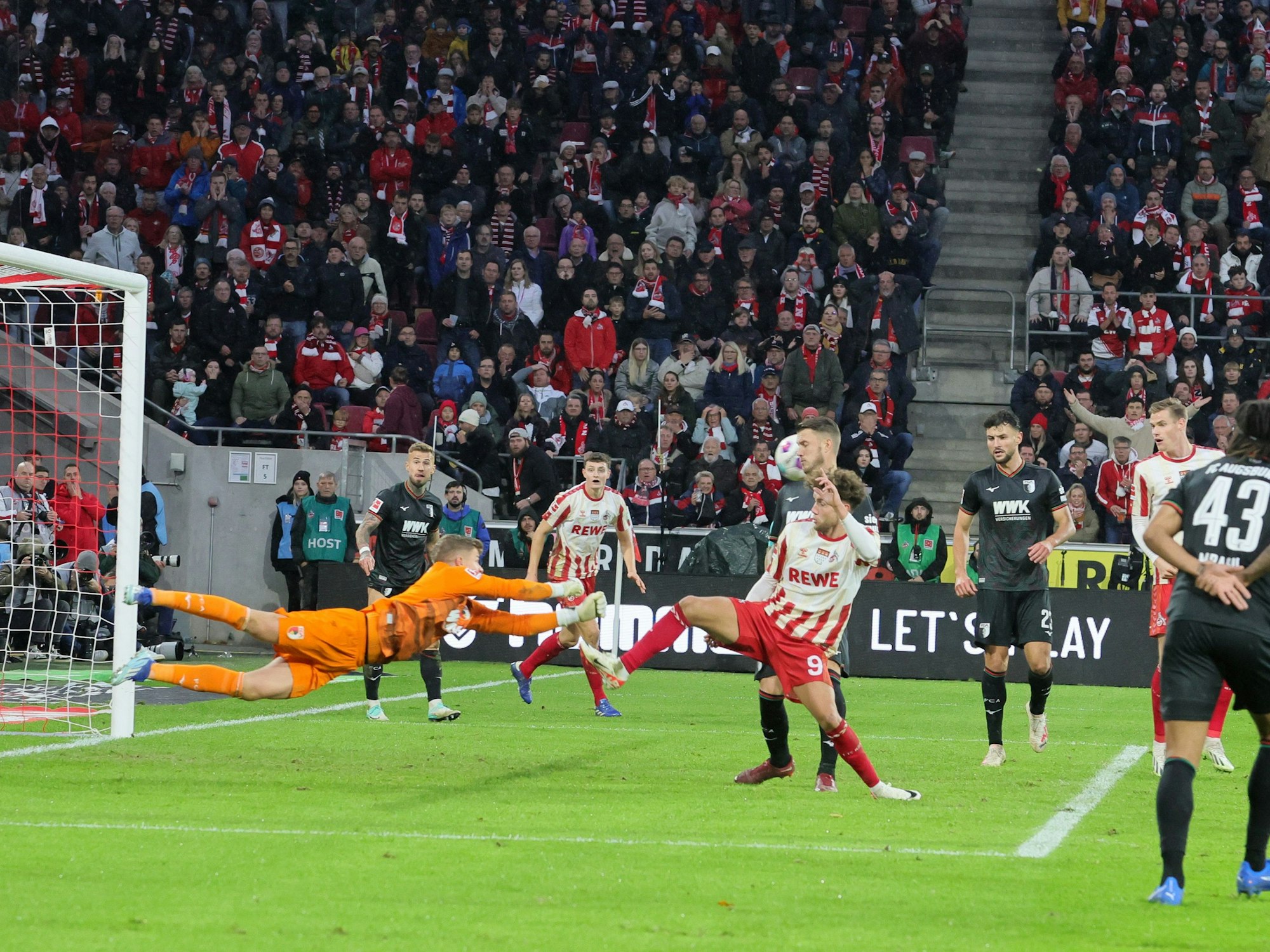 Spielszene im Duell zwischen dem 1. FC Köln und dem FC Augsburg.