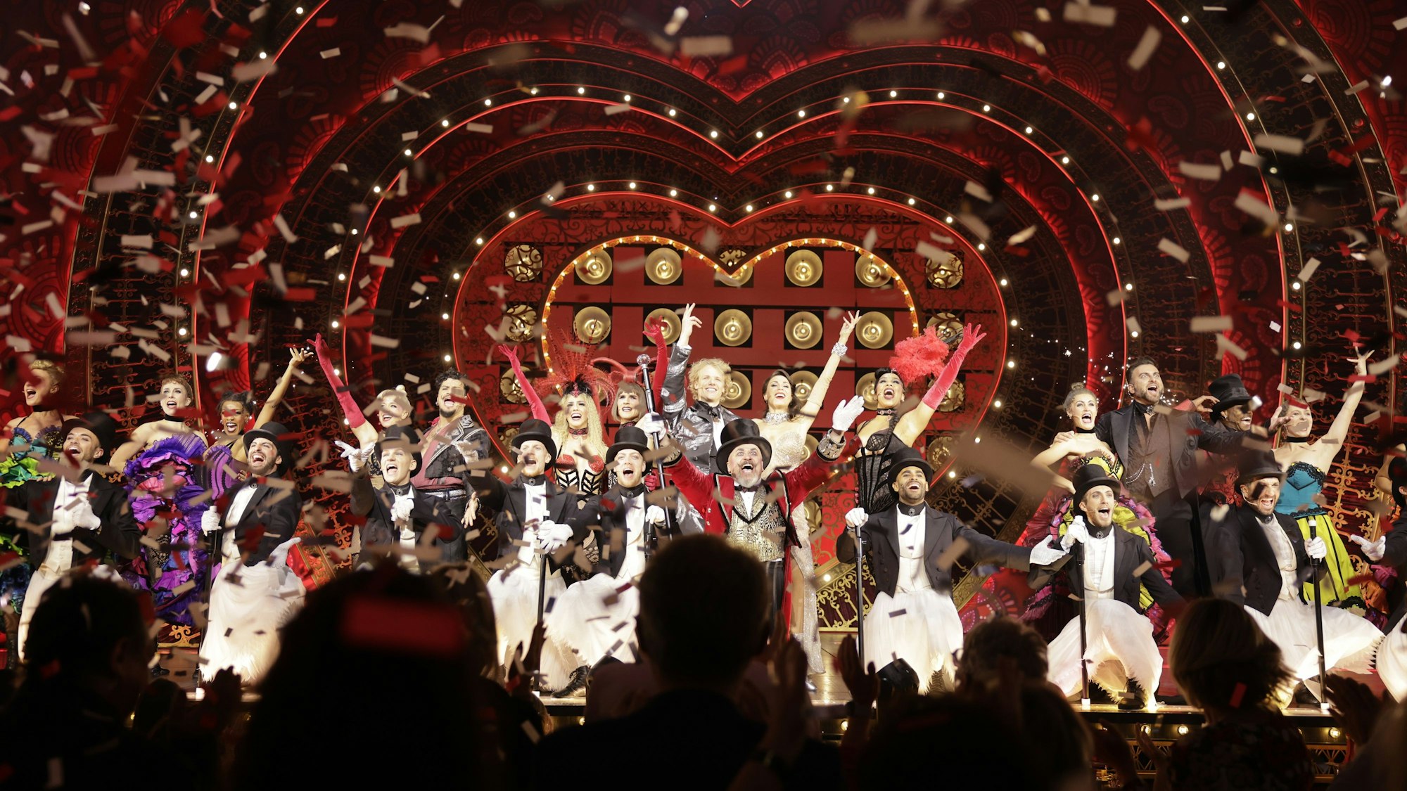 „Moulin Rouge! Das Musical“ – Darsteller und Darstellerinnen auf der Bühne im Musical Dome in Köln.