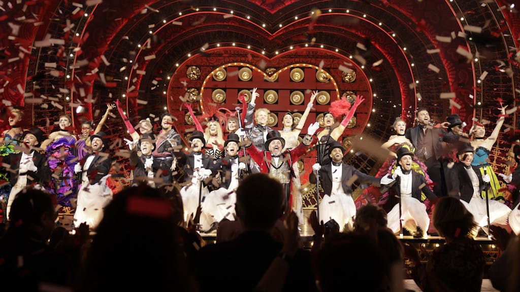 „Moulin Rouge! Das Musical“ – Darsteller und Darstellerinnen auf der Bühne im Musical Dome in Köln.