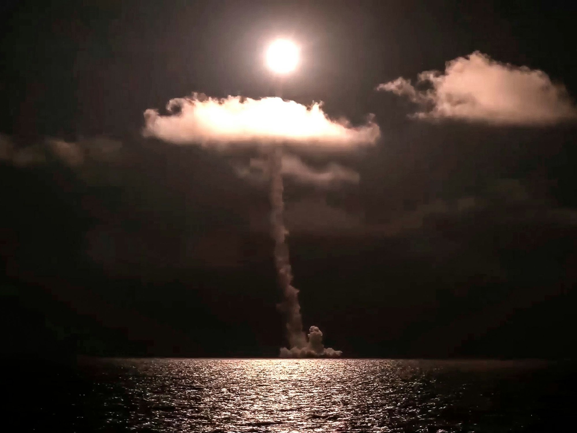 Auf diesem vom russischen Verteidigungsministerium am Sonntag (5. November 2023) veröffentlichten Foto feuert das Atom-U-Boot „Zar Alexander III.“ eine mit Atomsprengköpfen bestückbare Interkontinentalrakete vom Weißen Meer aus ab.