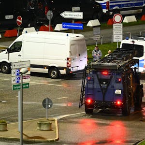 Polizeiautos und ein Spezialfahrzeug stehen am Flughafen. Der Hamburger Flughafen ist nach dem Eindringen eines Fahrzeugs auf das Gelände gesperrt worden.