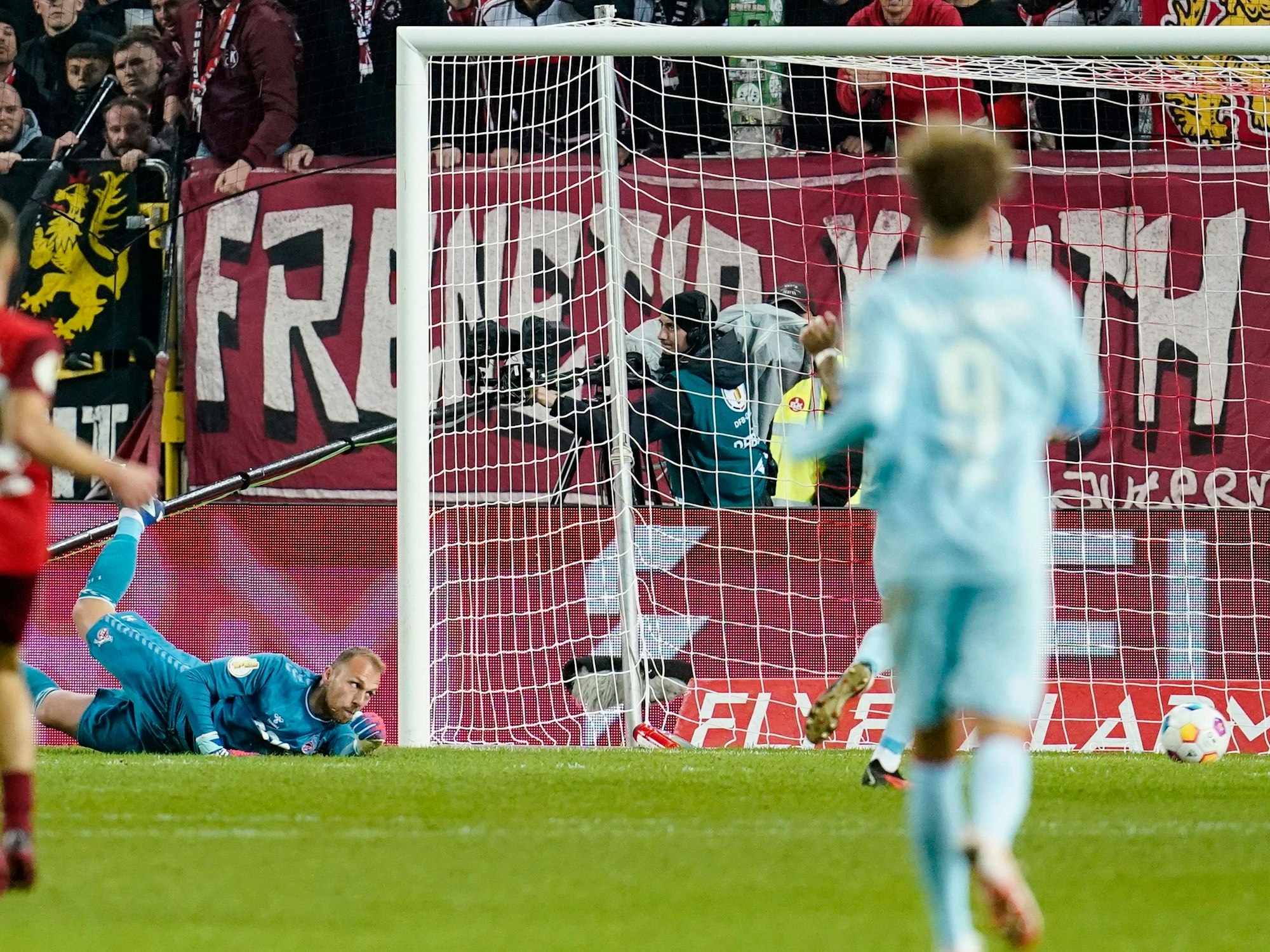 Der 1. FC Köln kassiert im DFB-Pokal ein Gegentor beim 1. FC Kaiserslautern. Marvin Schwäbe liegt geschlagen am Boden.