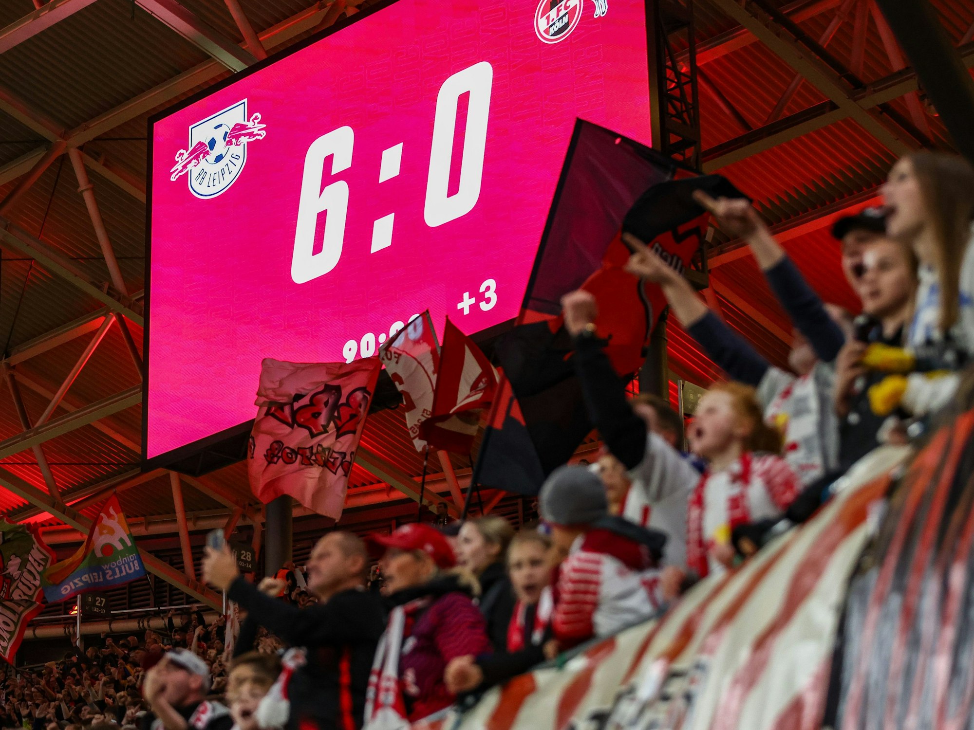 Die Anzeigetafel bei RB Leipzig zeigt nach dem Spiel gegen den 1. FC Köln das Endergebnis von 6:0.