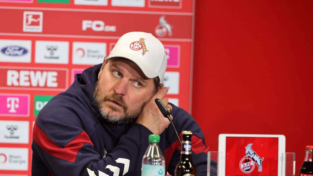 Steffen Baumgart bei der Pressekonferenz gegen Augsburg.