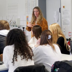 Eine Lehrerin unterrichtet in einem Biologie-Leistungskurs.