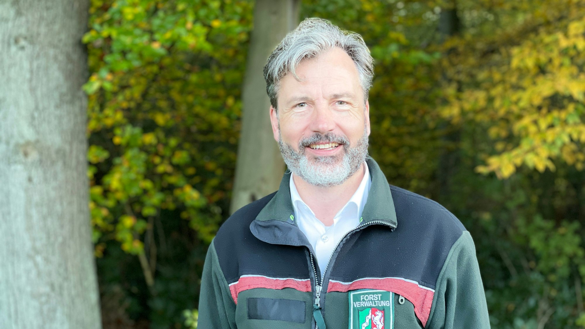 Waldschutzexperte Ralf Petercord vom Forschungsnetzwerk Wald ist im Porträt zu sehen. Er lächelt in die Kamera.