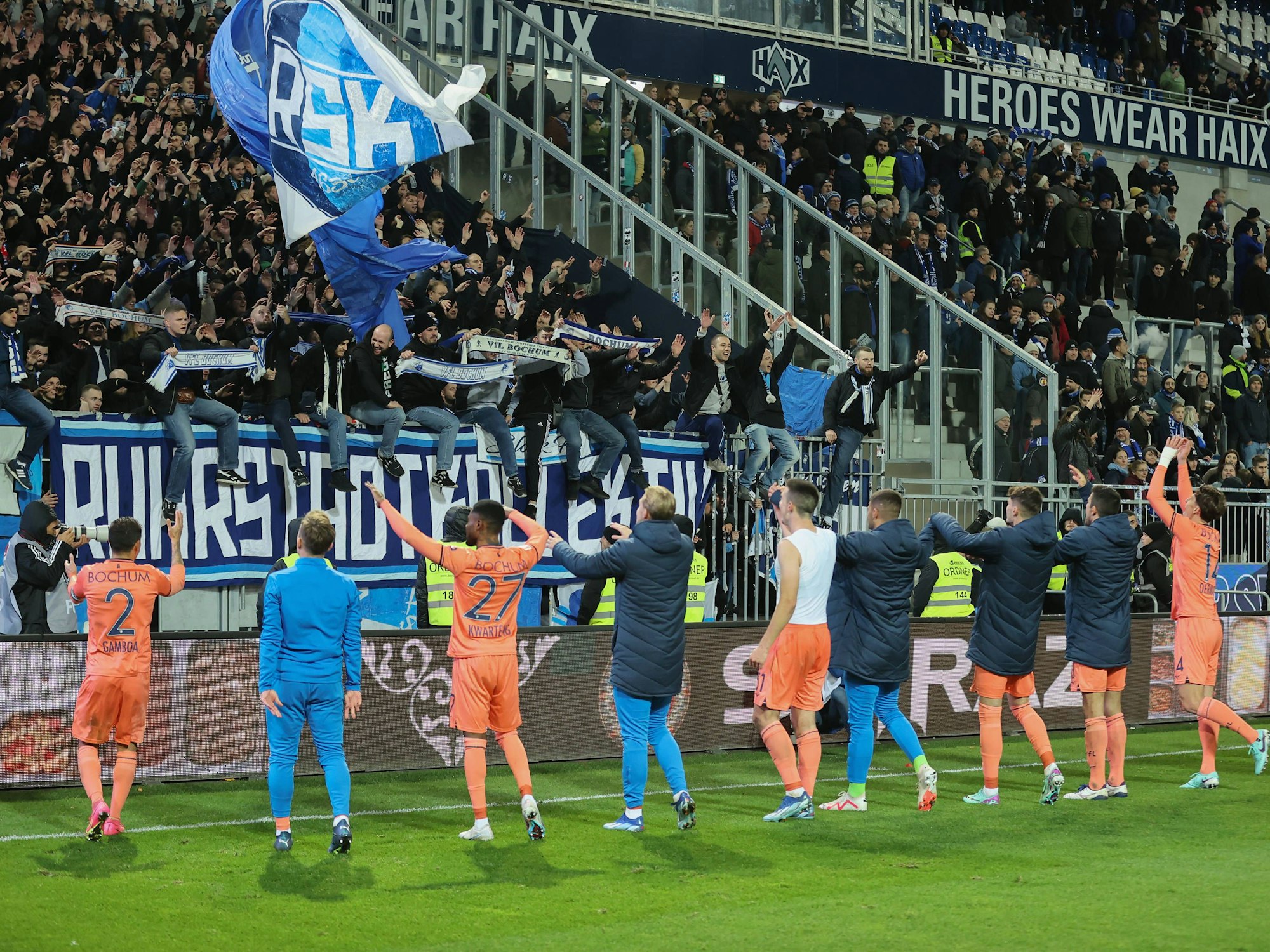 SV Darmstadt 98 gegen VfL Bochum - die Fans feiern die VfL-Spieler nach dem 2:1-Sieg.