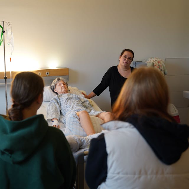 Pflegepädagogin Miriam Strauch zeigt Schülerinnen anhand der Übungspuppe Terry, was in ihrem Beruf wichtig ist.