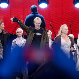 Shaman (M.) zusammen mit anderen russischen „Z-Pop“-Stars am Samstagabend auf der Bühne in St. Petersburg. Die Künstler liefern, was der Kreml hören will.