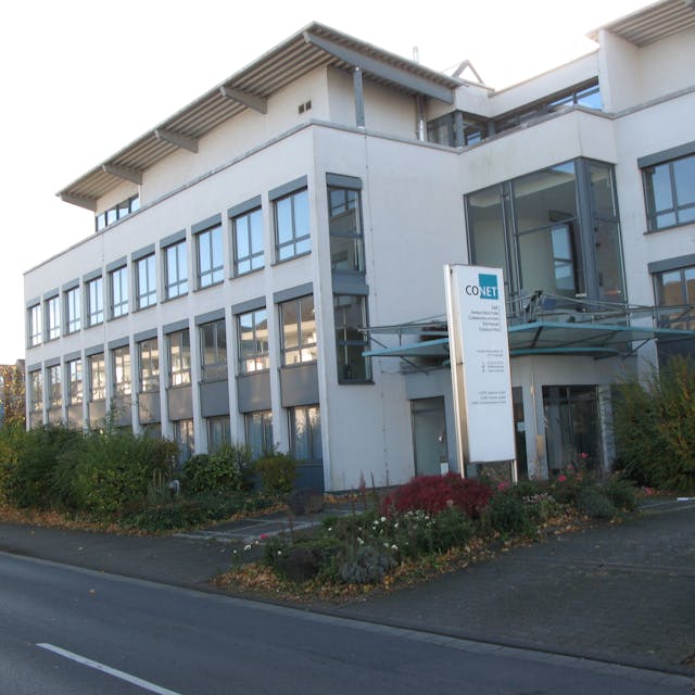 Das Bild zeigt die Front des dreigeschossigen Gebäudes der nach Bonn gezogenen IT-Firma Conet.