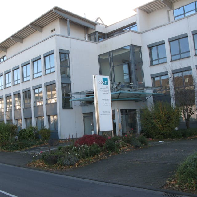 Das Bild zeigt die Front des dreigeschossigen Gebäudes der nach Bonn gezogenen IT-Firma Conet.