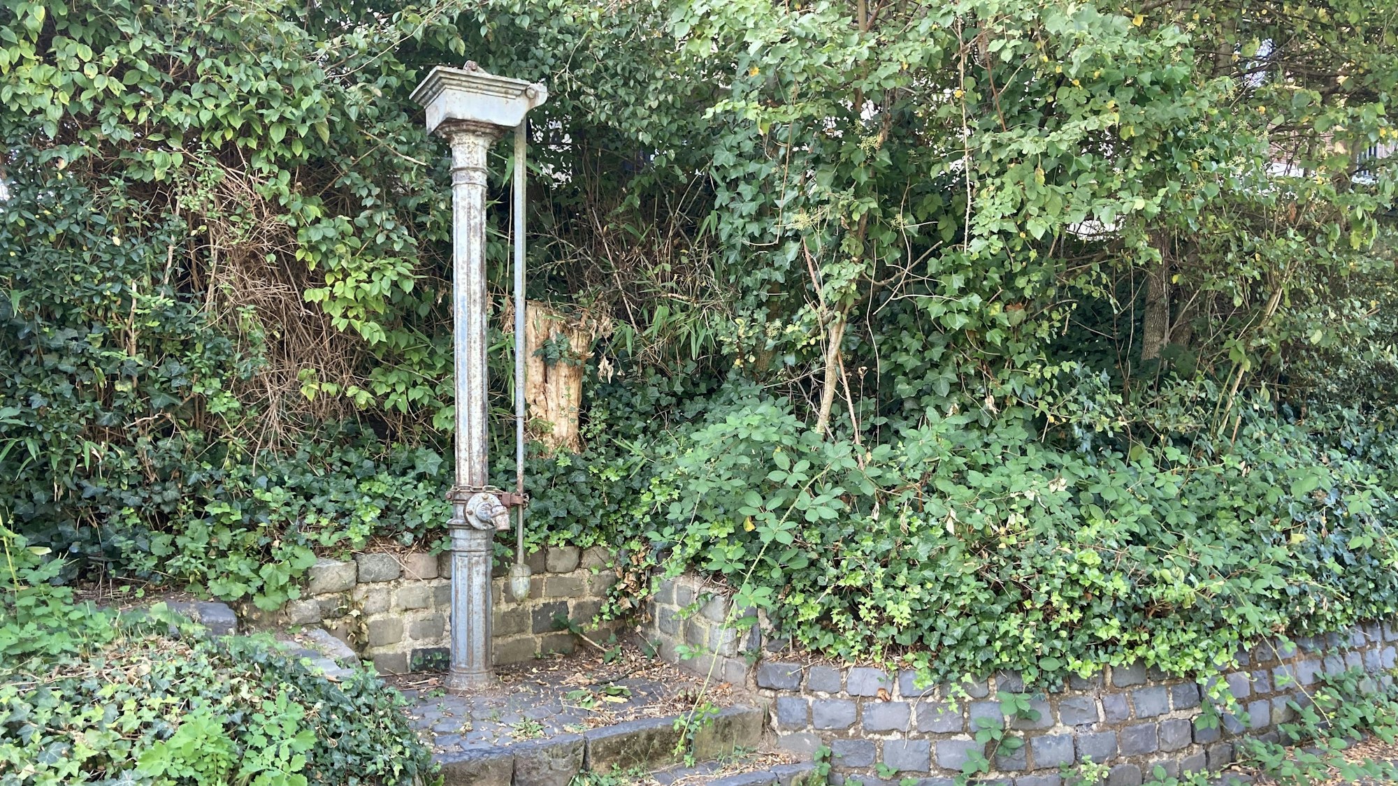 Die historische Wasserpumpe an der Klütschgasse