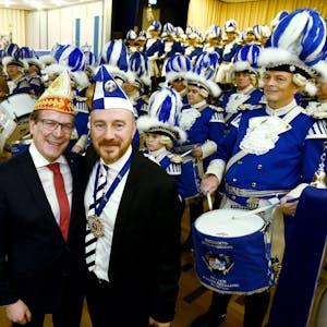Festkomitee-Präsident Christoph Kuckelkorn mit Aaron Knappstein von den Kölschen Kippa Köpp in der Synagoge, im Hintergrund ein Trommlerkorps von Karnevaliste.