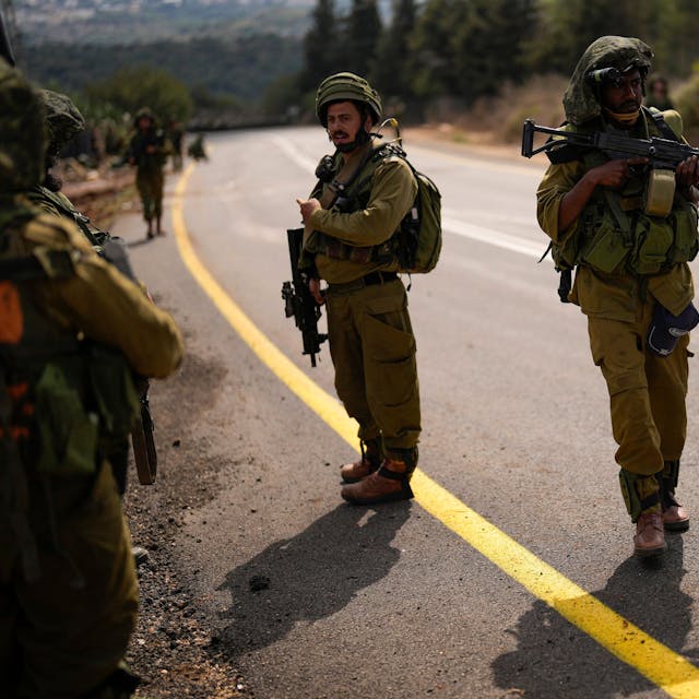 Israelische Soldaten patrouillieren auf einer Straße nahe der Grenze zwischen Israel und Libanon. (Symbolbild)