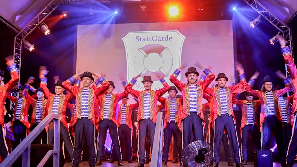 Das Tanzkorps der StattGarde Colonia auf der Bühne.