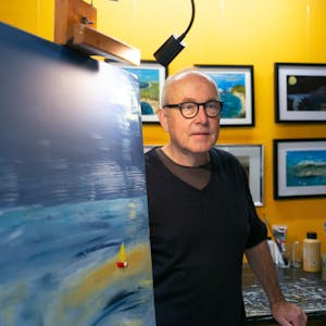 Der Künstler Achim Lahr steht neben einer Leinwand in seinem Atelier in Engelskirchen.
