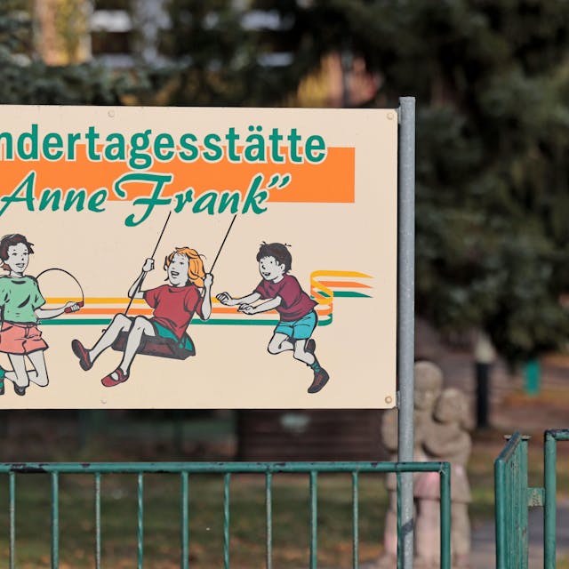 Auf einem Schild an der Einrichtung steht „Kindertagesstätte Anne Frank“. Schon länger gehegte Pläne für eine Namensänderung der Kita „Anne Frank“ in Tangerhütte haben vor dem Hintergrund des Gaza-Krieges für Kritik gesorgt.