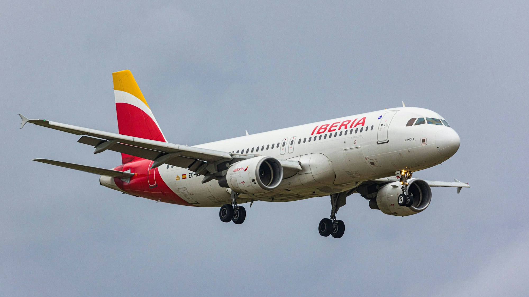 Ein Airbus A320 der spanischen Fluggesellschaft Iberia befindet sich im Landeanflug. Die Maschine hatte kurz zuvor einen Luftnotfall gemeldet. (Symbolbild)