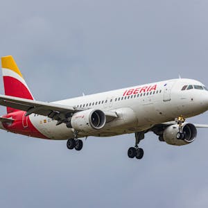 Ein Airbus A320 der spanischen Fluggesellschaft Iberia befindet sich im Landeanflug. Die Maschine hatte kurz zuvor einen Luftnotfall gemeldet. (Symbolbild)