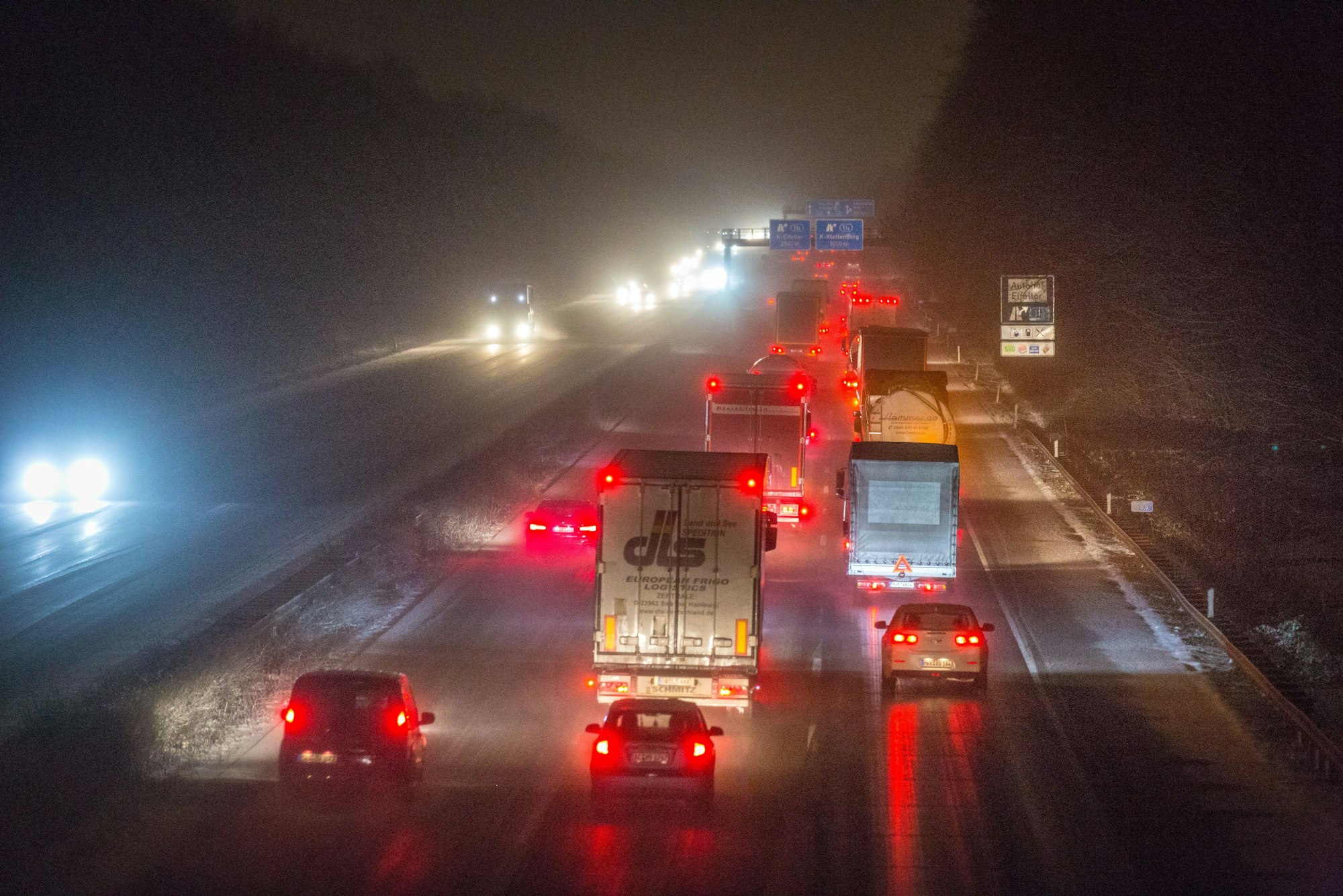 Autos fahren auf der Autobahn A4 zwischen dem AK Köln-West und der AS Klettenberg während es schneit.