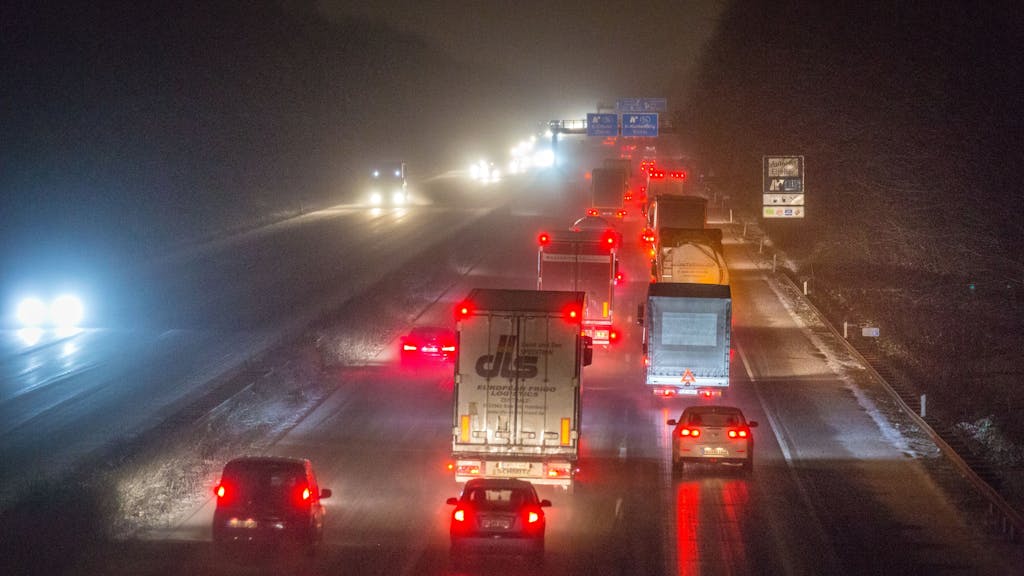 Autos fahren auf der Autobahn A4 zwischen dem AK Köln-West und der AS Klettenberg während es schneit.