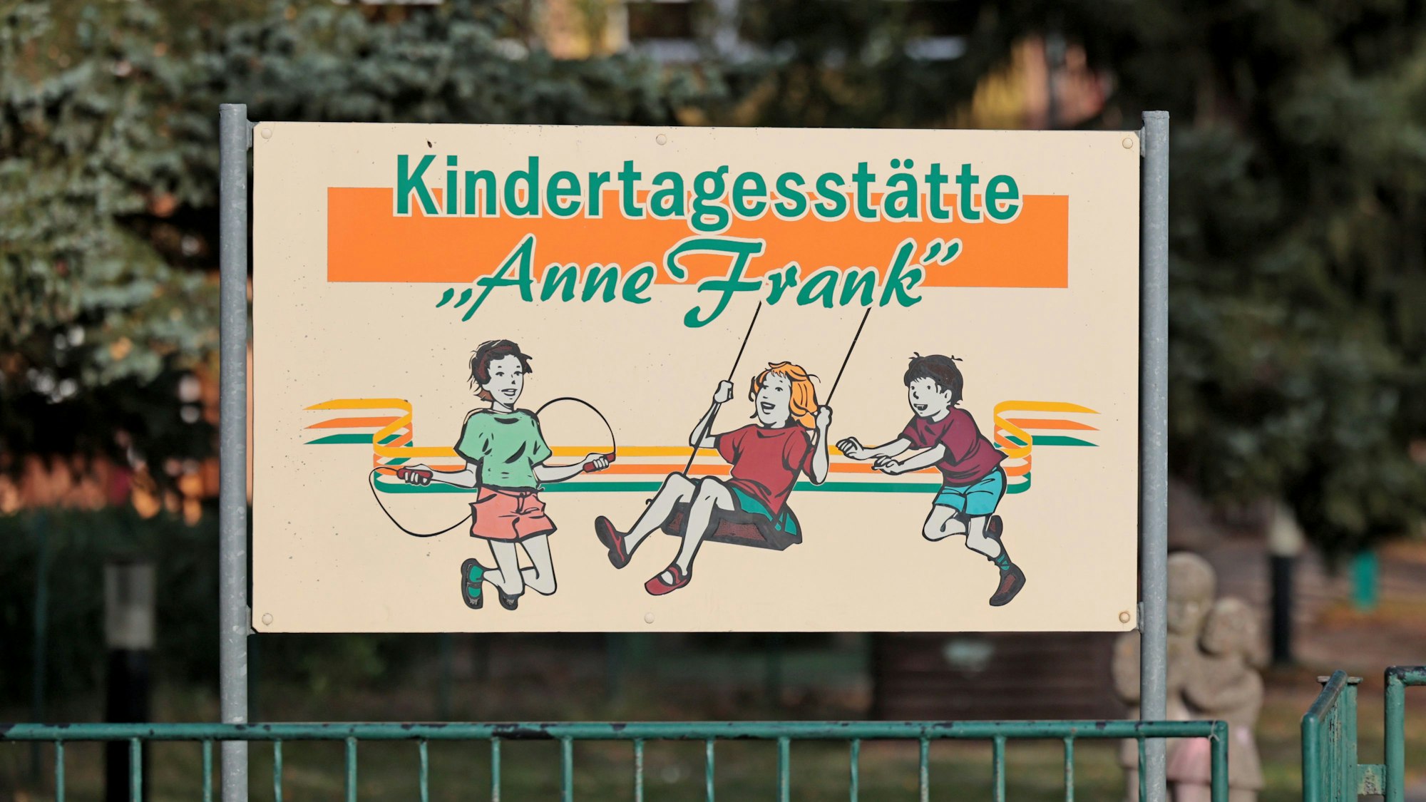 Auf einem Schild an der Einrichtung steht „Kindertagesstätte Anne Frank“.