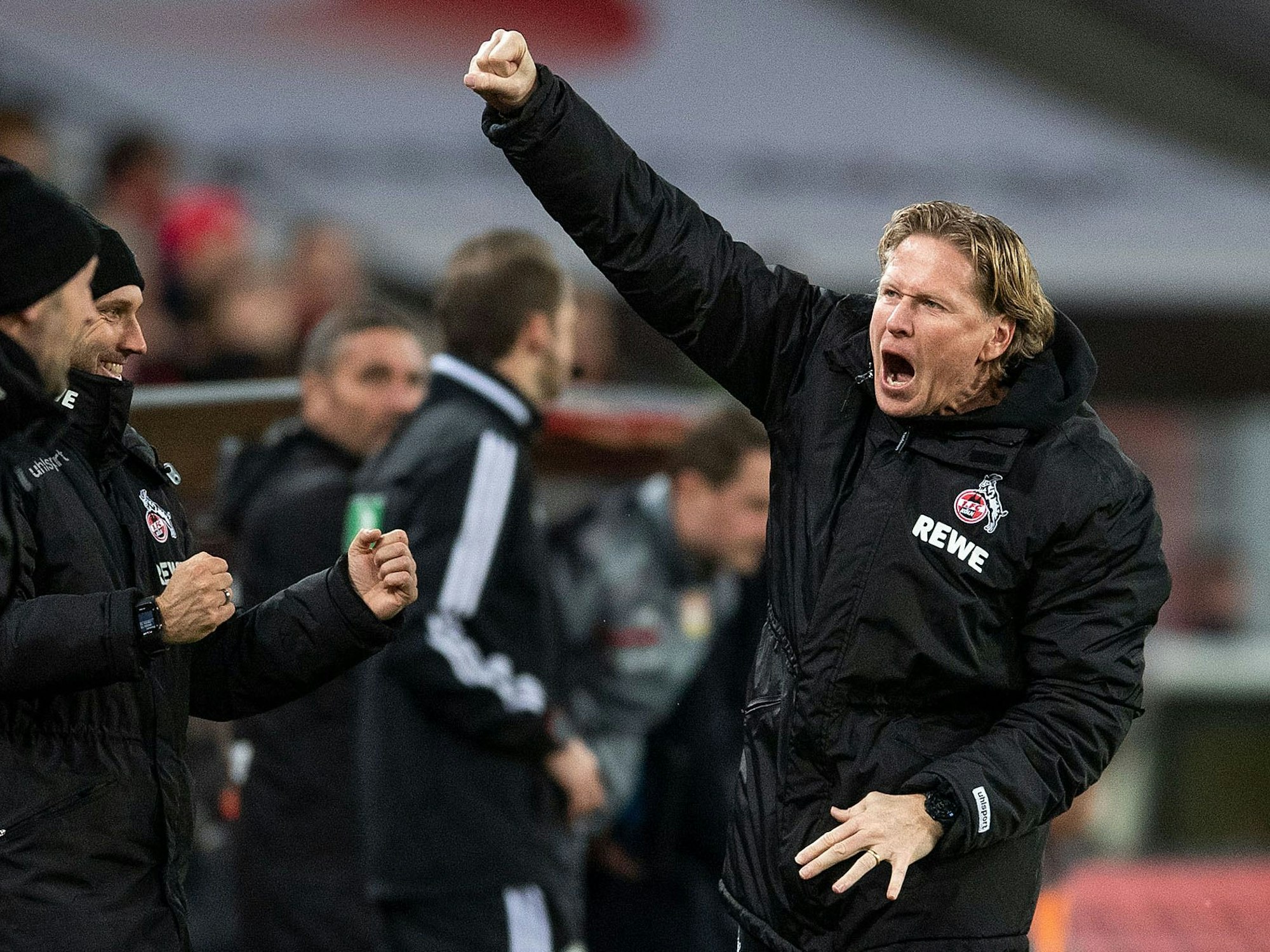 Kölns Trainer Markus Gisdol jubelt nach dem Schlusspfiff über den 2:0-Sieg gegen Leverkusen.
