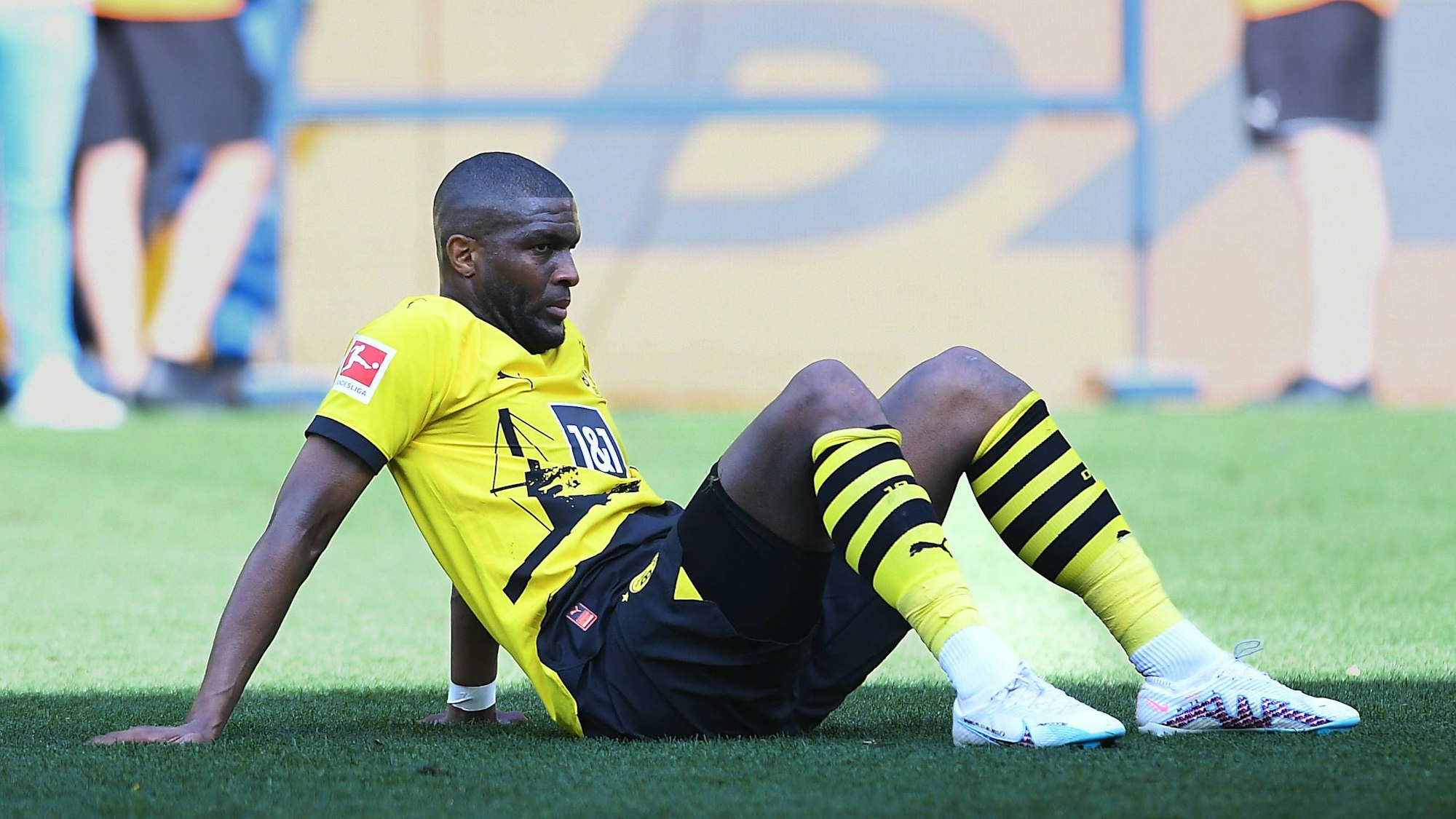 Anthony Modeste sitzt im Trikot von Borussia Dortmund enttäuscht am Boden.