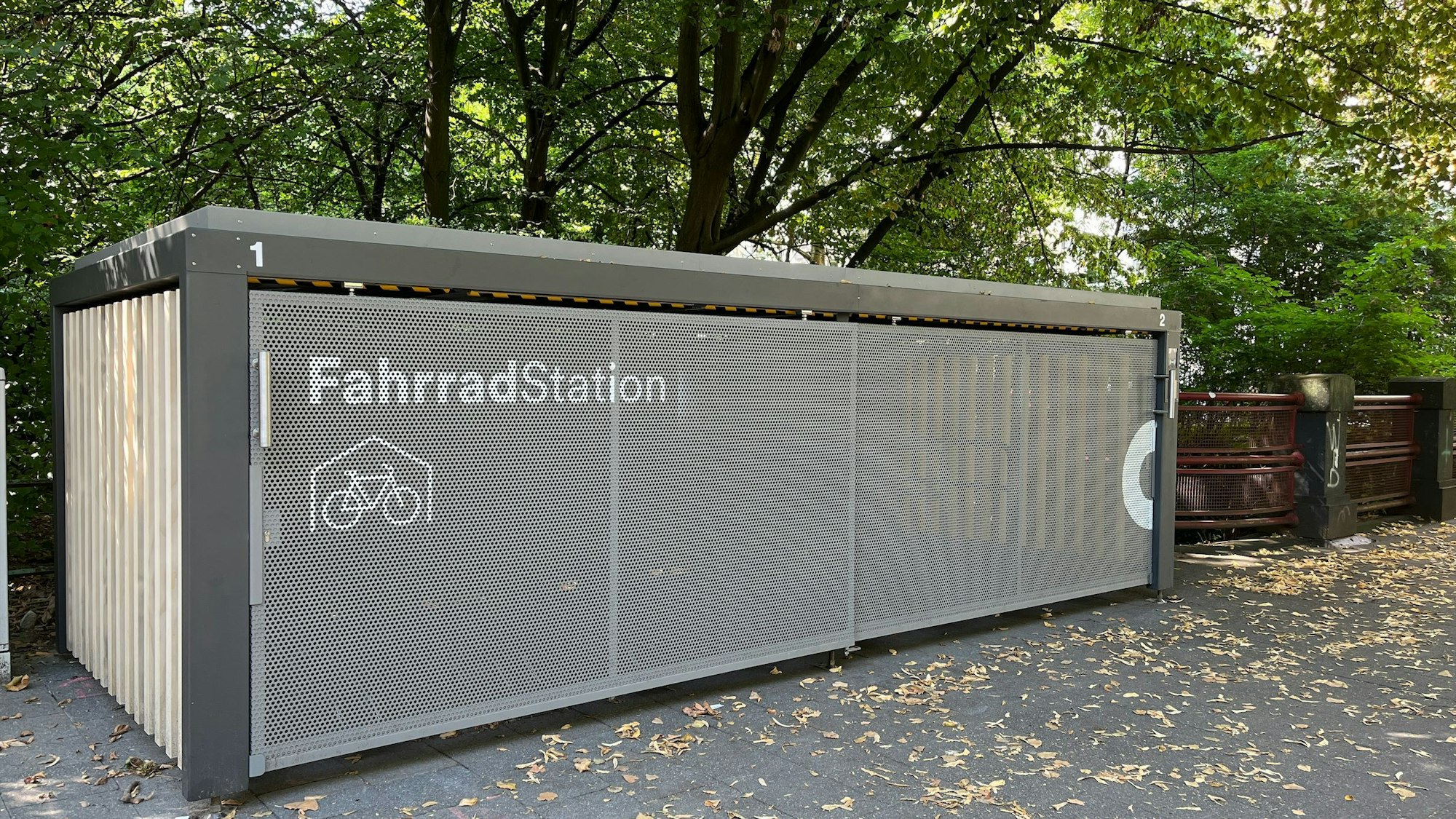 Die neue Fahrradstation an der Karolingerstraße/Merowingerstraße in Düsseldorf