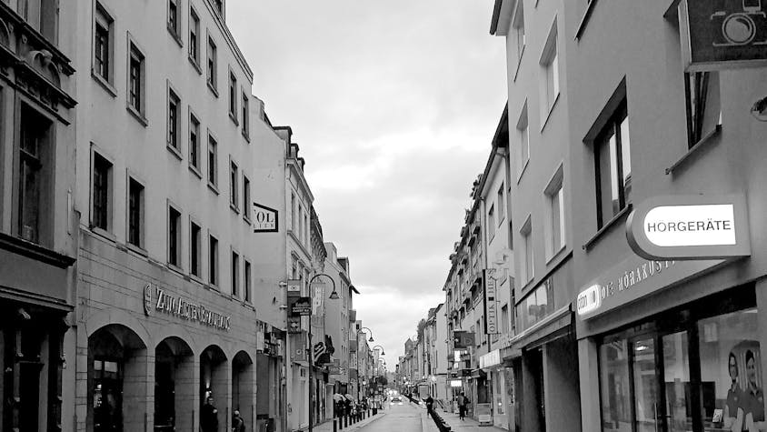 Die leere Severinstraße in der Kölner Südstadt, aufgenommen während der Corona-Pandemie.