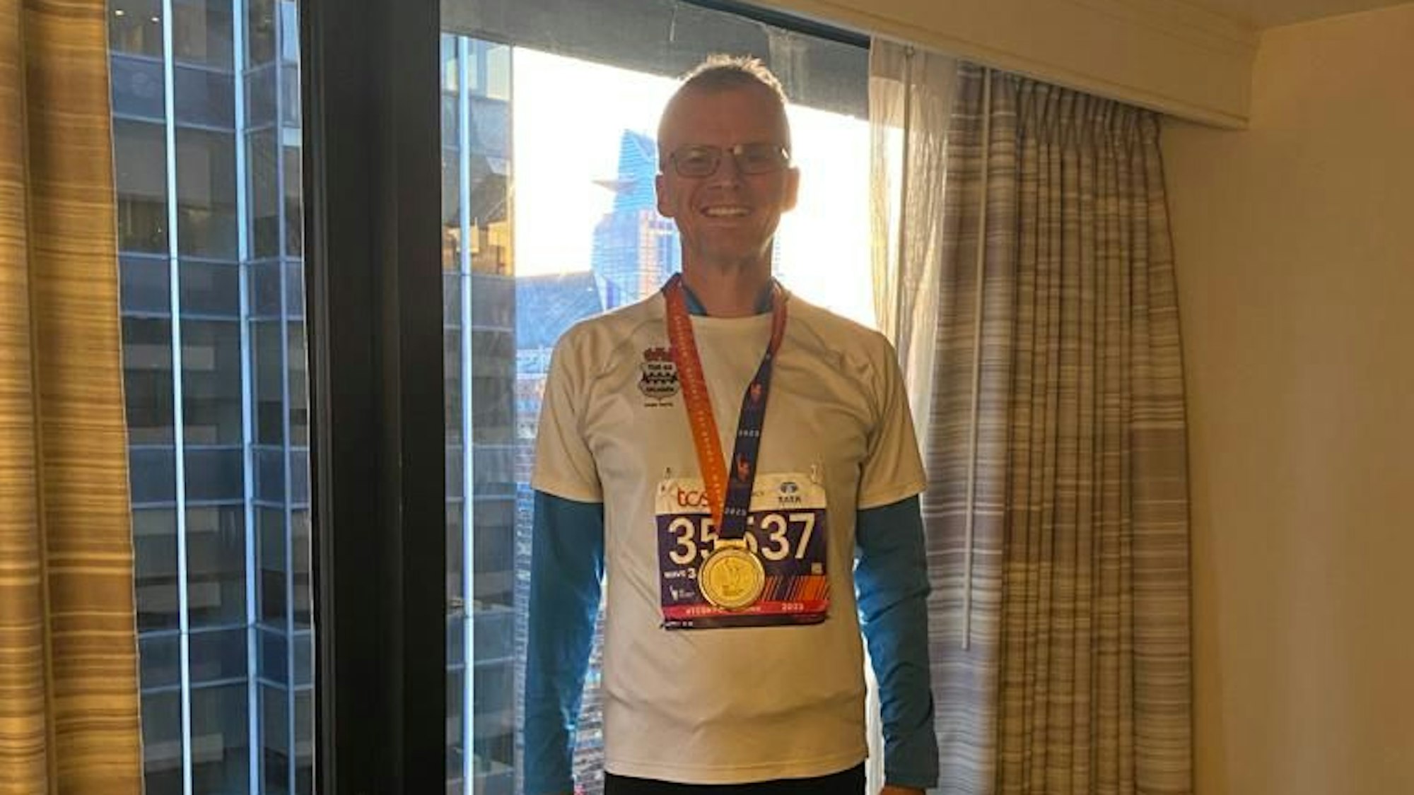 Das Foto zeigt Bürgermeister Frank Stein mit der Medaille des New York City Marathons