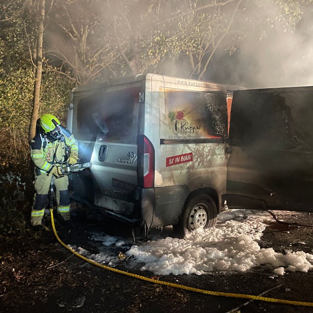 Bornheim Feuerwehr löschte 2023 ein gestohlenes Bonner Handwerkerfahrzeug