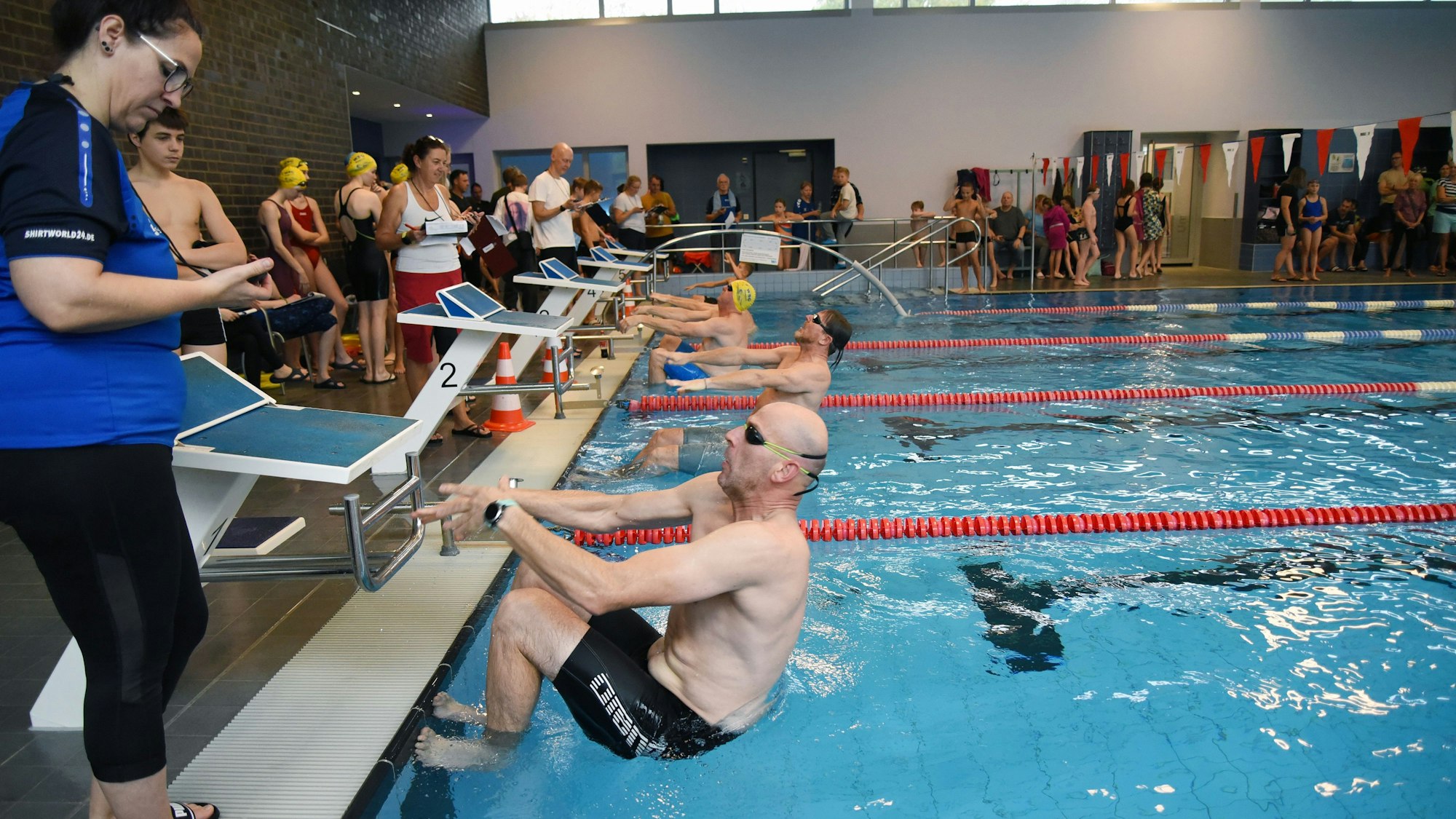 Schwimmer warten auf den Startschuss in einer der verschiedenen Rücken-Schwimmdisziplinen.