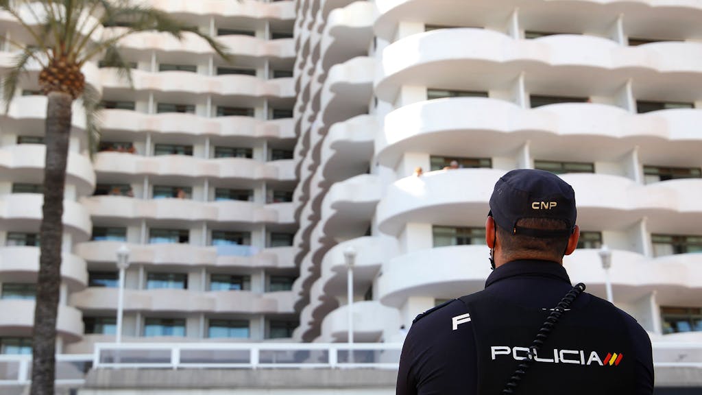 Ein Polizist steht vor dem Hotel.