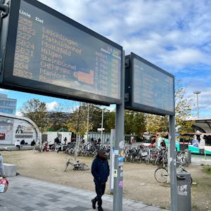 Die elektronischen Abfahrtstafeln am Busbahnhof in Wiesdorf