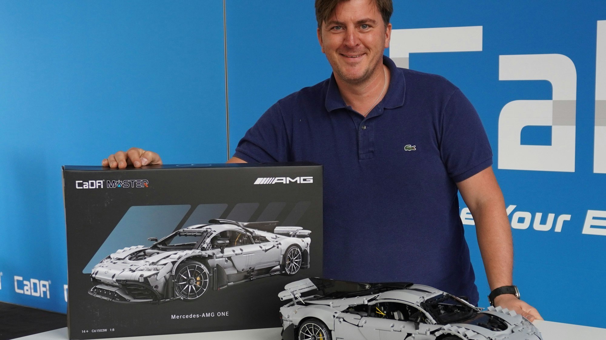 Unternehmensgründer Markus Schaack mit einem Modell des Mercedes AMG One.