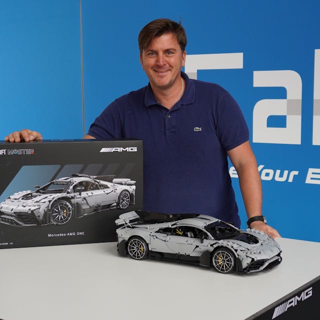 Unternehmensgründer Markus Schaack mit einem Modell des Mercedes AMG One.