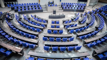 Blick in den leeren Plenarsaal vor Beginn der Sitzung im Bundestag.