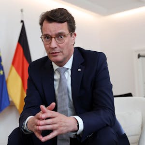 NRW-Ministerpräsident Hendrik Wüst i(CDU) in der Staatskanzlei.