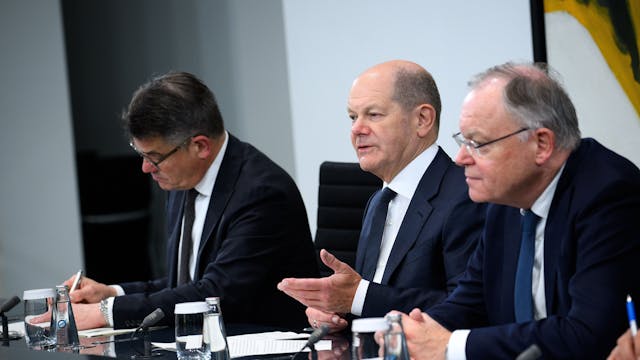 Bundeskanzler Olaf Scholz (M, SPD) äußert sich zusammen mit Boris Rhein (l, CDU), Ministerpräsident von Hessen, und Stephan Weil (SPD), Ministerpräsident von Niedersachsen, bei einer Pressekonferenz nach dem Bund-Länder-Gipfel im Bundeskanzleramt.&nbsp;