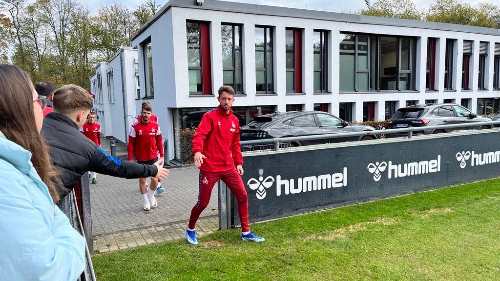 Die FC-Profis betreten vor dem Training den Rasen am Geißbockheim.